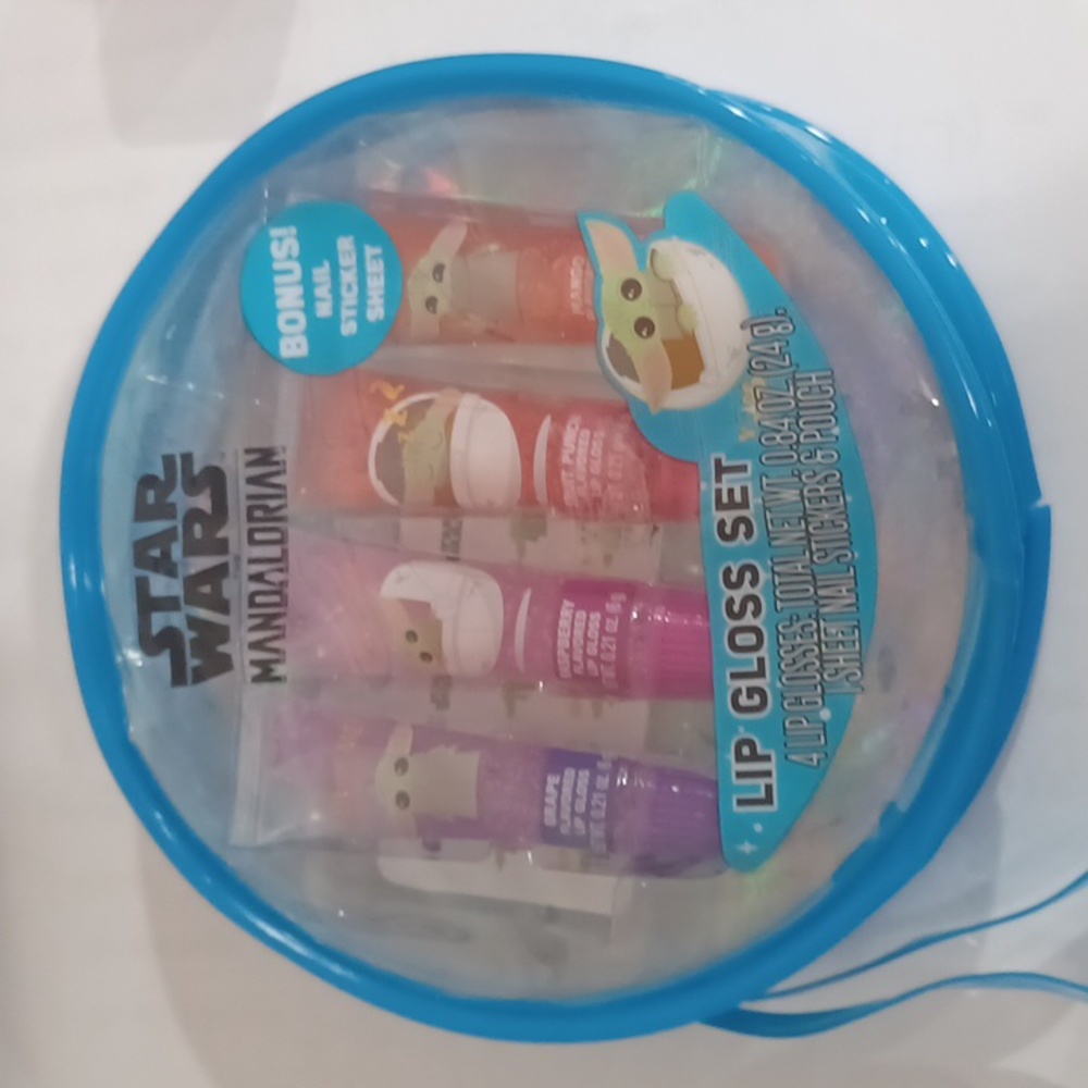 Star Wars mandalorian girls lip gloss set. 4 lip glosses with pouch